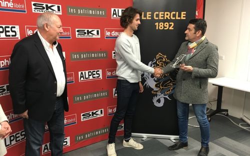 Baptiste Crepatte a re&ccedil;u son troph&eacute;e
